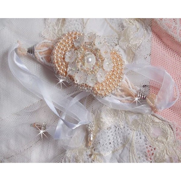 Bouquet d'un Jour armband geborduurd met Swarovski parels, Lucite bloemen, linten en kwaliteitskralen.