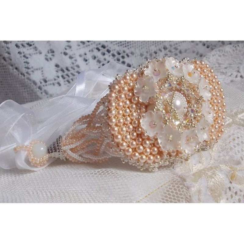Bouquet d'un Jour armband geborduurd met Swarovski parels, Lucite bloemen, linten en kwaliteitskralen.