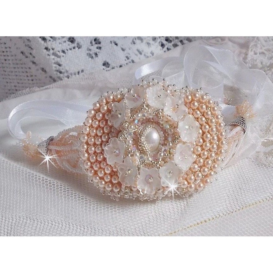 Bouquet d'un Jour armband geborduurd met Swarovski parels, Lucite bloemen, linten en kwaliteitskralen.