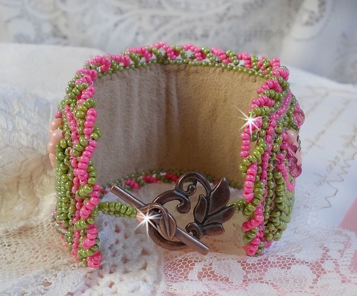 Miss Lady manchet armband geborduurd met Swarovski kristallen, Boheems glas facetten en groene en roze rocailles.