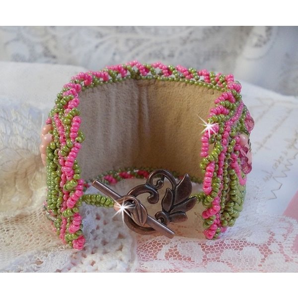 Miss Lady manchet armband geborduurd met Swarovski kristallen, Boheems glas facetten en groene en roze rocailles.