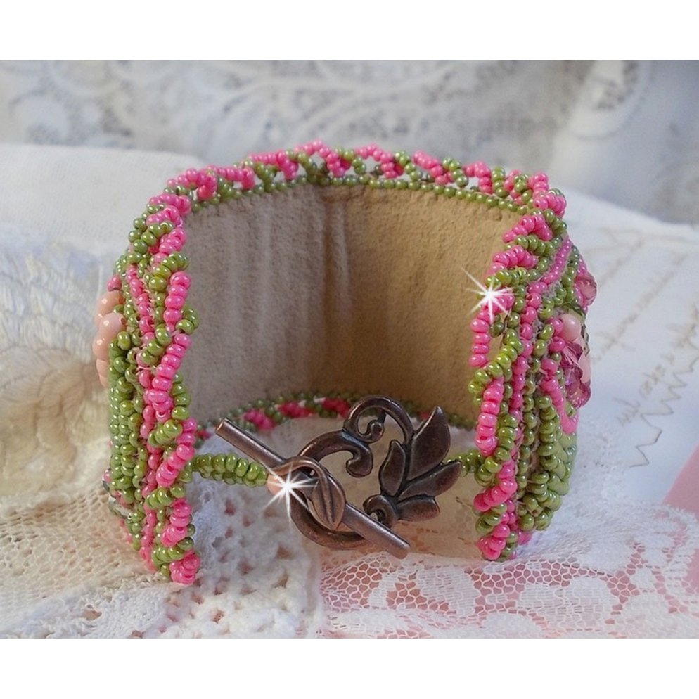 Miss Lady manchet armband geborduurd met Swarovski kristallen, Boheems glas facetten en groene en roze rocailles.