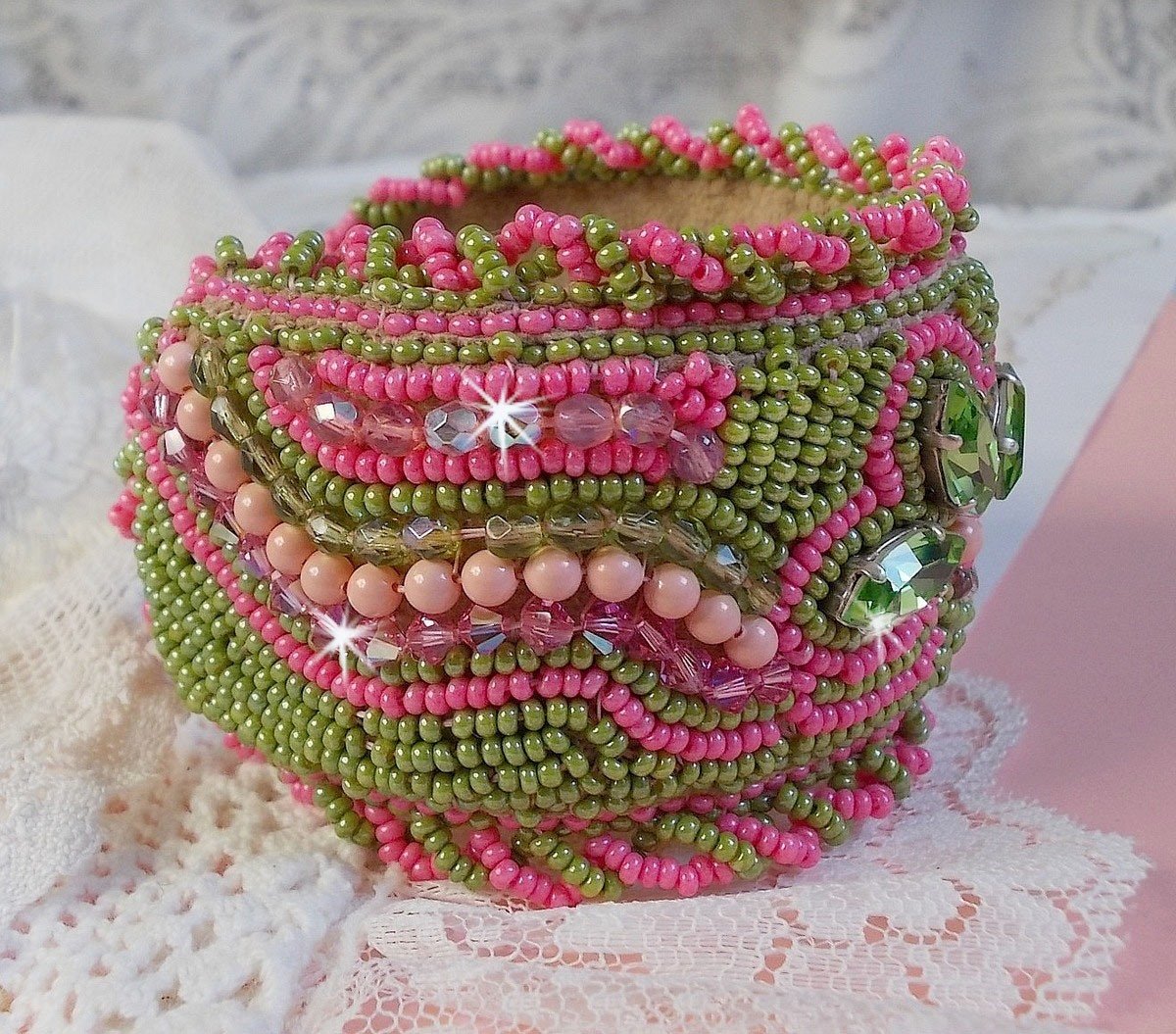 Miss Lady manchet armband geborduurd met Swarovski kristallen, Boheems glas facetten en groene en roze rocailles.