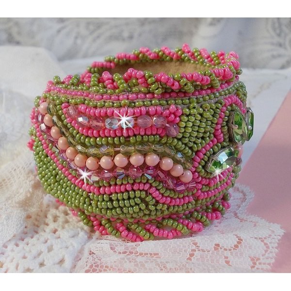 Miss Lady manchet armband geborduurd met Swarovski kristallen, Boheems glas facetten en groene en roze rocailles.