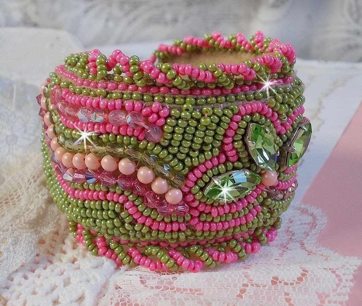 Miss Lady manchet armband geborduurd met Swarovski kristallen, Boheems glas facetten en groene en roze rocailles.