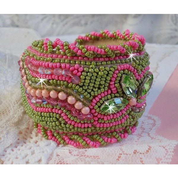 Miss Lady manchet armband geborduurd met Swarovski kristallen, Boheems glas facetten en groene en roze rocailles.