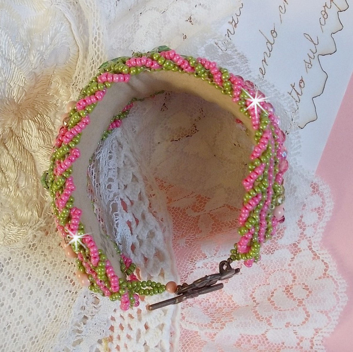 Miss Lady manchet armband geborduurd met Swarovski kristallen, Boheems glas facetten en groene en roze rocailles.