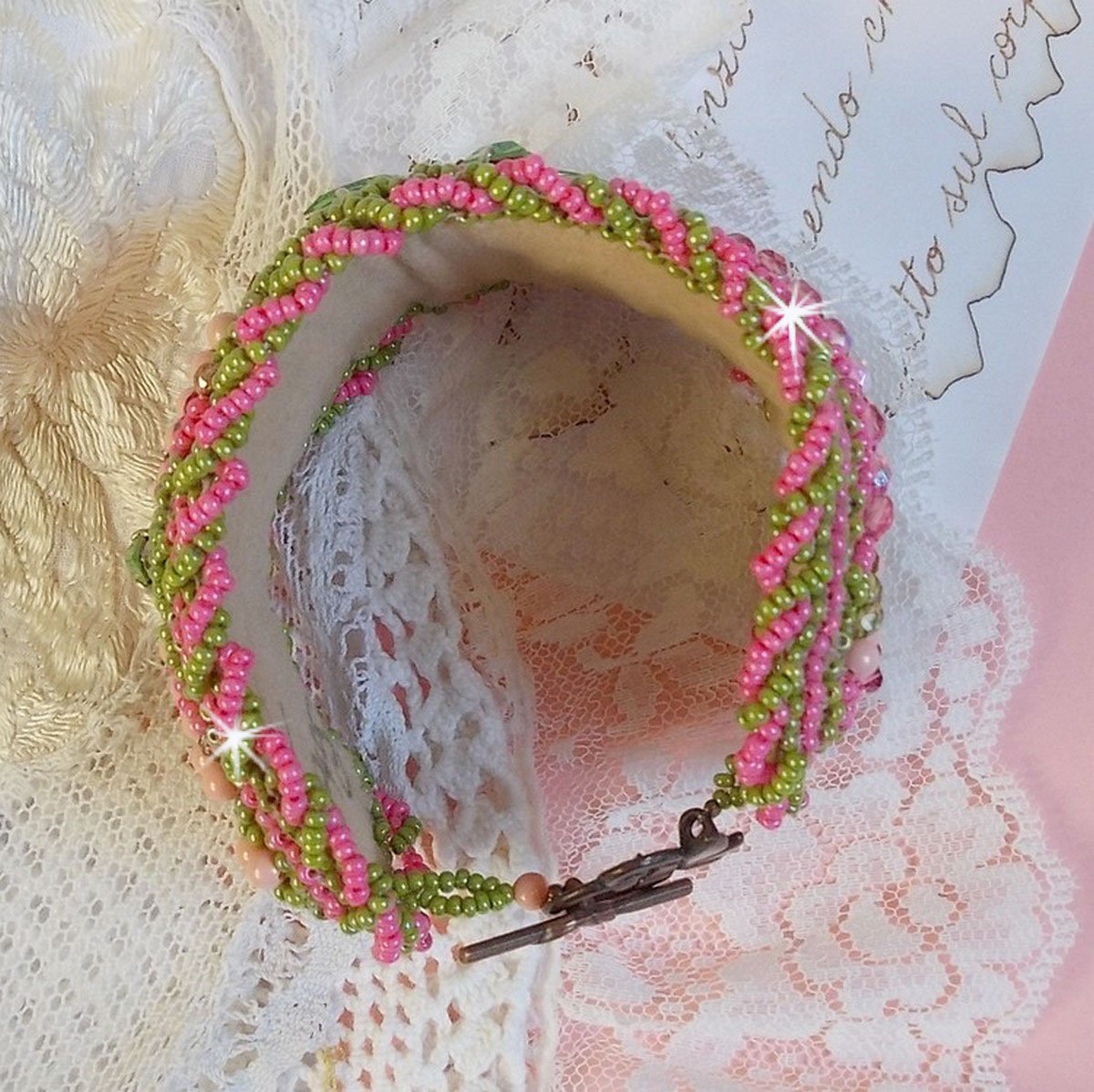 Miss Lady manchet armband geborduurd met Swarovski kristallen, Boheems glas facetten en groene en roze rocailles.