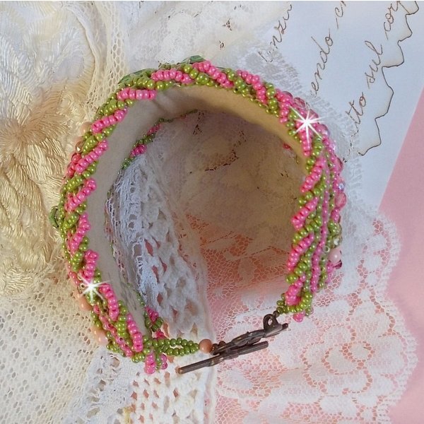 Miss Lady manchet armband geborduurd met Swarovski kristallen, Boheems glas facetten en groene en roze rocailles.