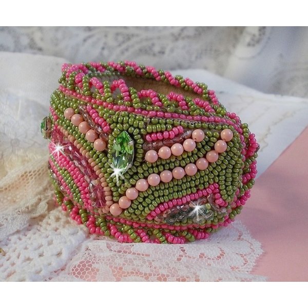 Miss Lady manchet armband geborduurd met Swarovski kristallen, Boheems glas facetten en groene en roze rocailles.