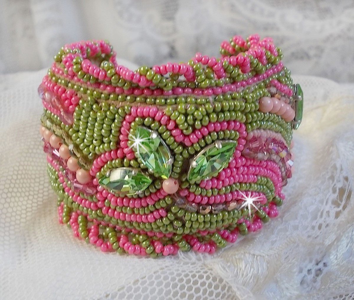 Miss Lady manchet armband geborduurd met Swarovski kristallen, Boheems glas facetten en groene en roze rocailles.