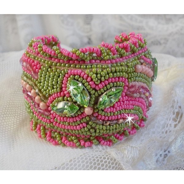 Miss Lady manchet armband geborduurd met Swarovski kristallen, Boheems glas facetten en groene en roze rocailles.