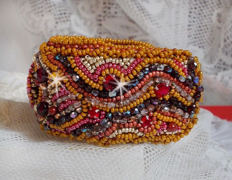 Rode Jaspis manchet armband geborduurd met een Rode Jaspis cabochon, Swarovski kristallen en rocailles.