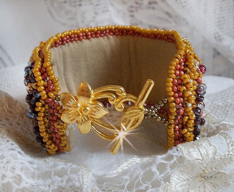 Rode Jaspis manchet armband geborduurd met een Rode Jaspis cabochon, Swarovski kristallen en rocailles.
