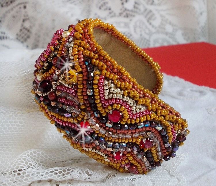 Rode Jaspis manchet armband geborduurd met een Rode Jaspis cabochon, Swarovski kristallen en rocailles.