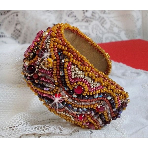 Rode Jaspis manchet armband geborduurd met een Rode Jaspis cabochon, Swarovski kristallen en rocailles.