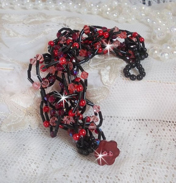 Voelarmband met buisvormige kralen, parelmoer kralen en Swarovski kristallen tolletjes