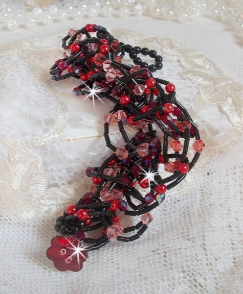 Voelarmband met buisvormige kralen, parelmoer kralen en Swarovski kristallen tolletjes