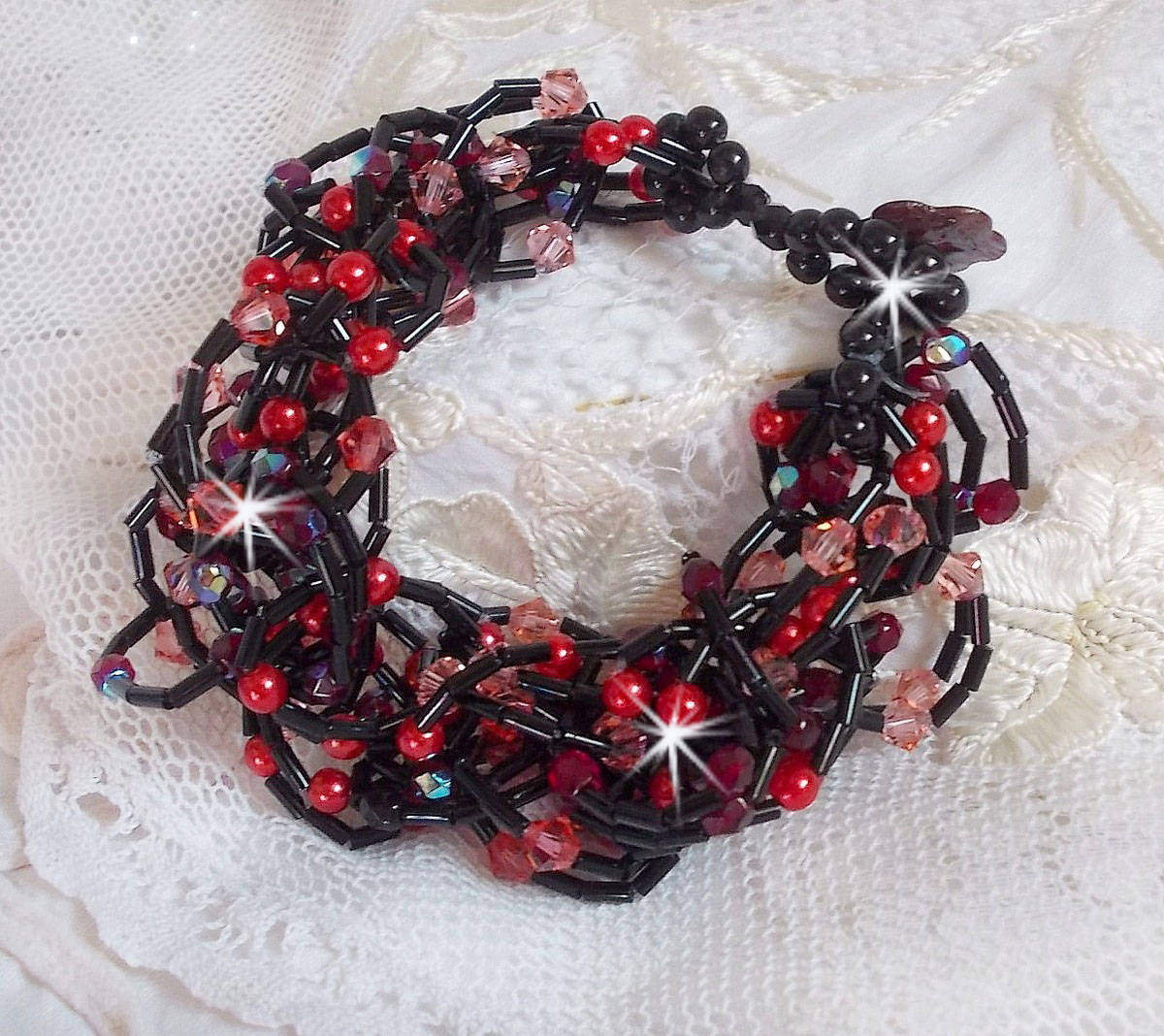 Voelarmband met buisvormige kralen, parelmoer kralen en Swarovski kristallen tolletjes
