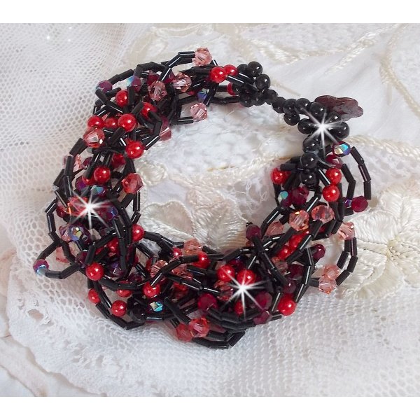 Voelarmband met buisvormige kralen, parelmoer kralen en Swarovski kristallen tolletjes