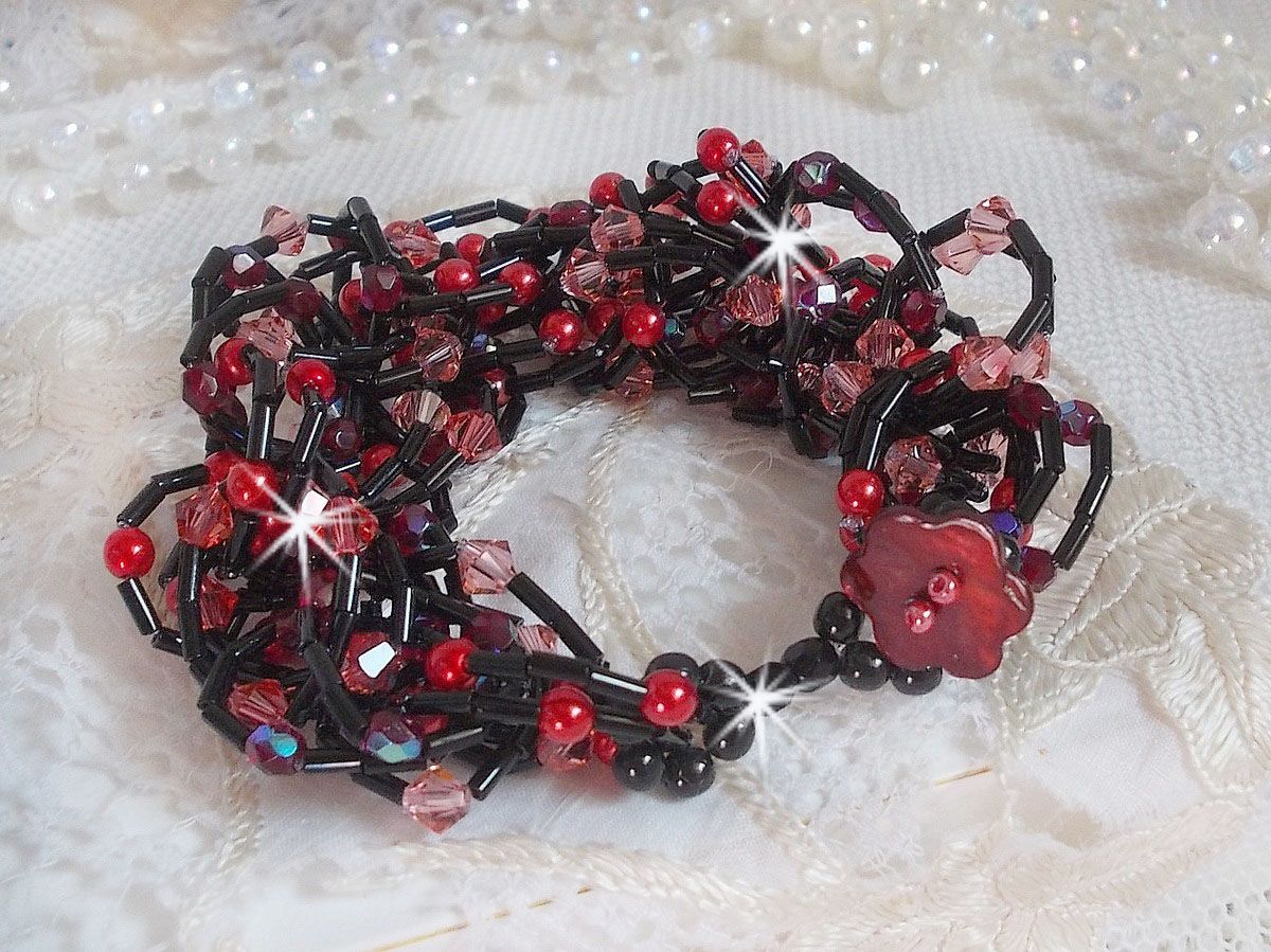 Voelarmband met buisvormige kralen, parelmoer kralen en Swarovski kristallen tolletjes