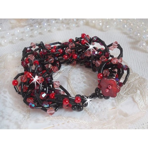 Voelarmband met buisvormige kralen, parelmoer kralen en Swarovski kristallen tolletjes