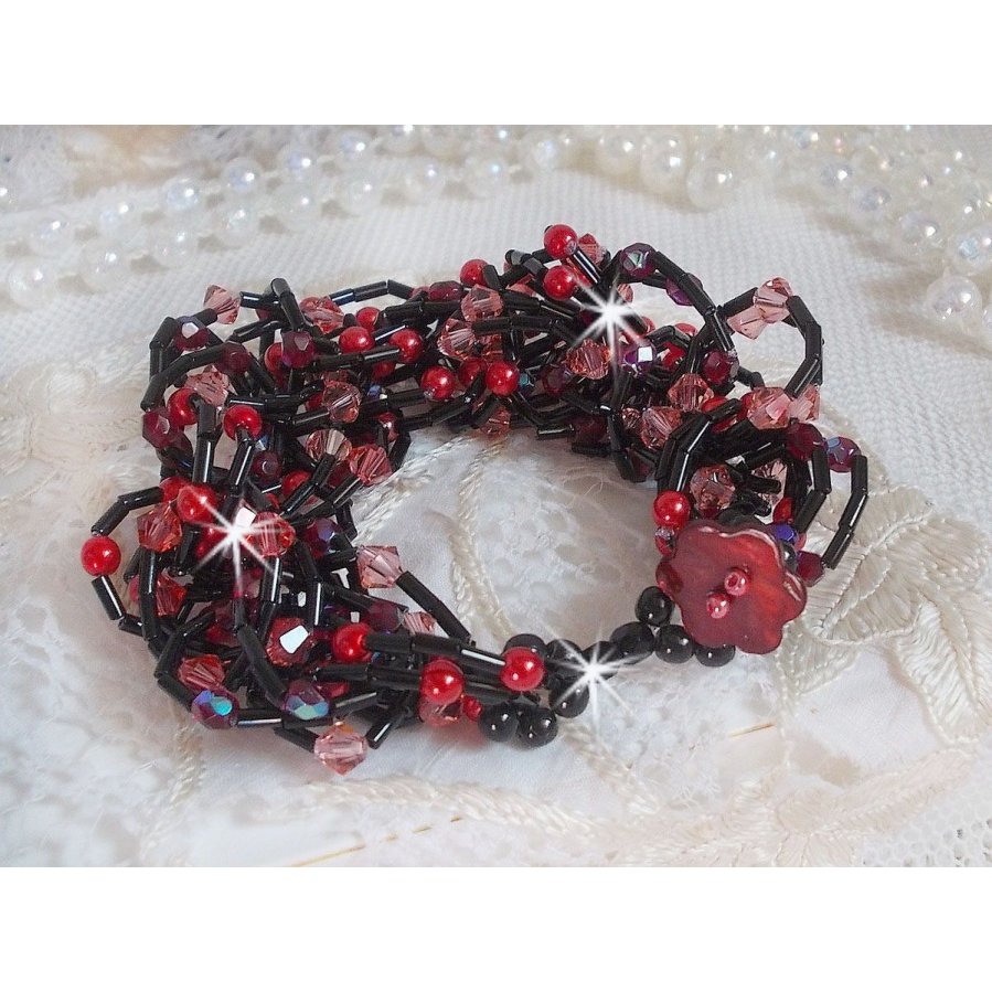 Voelarmband met buisvormige kralen, parelmoer kralen en Swarovski kristallen tolletjes