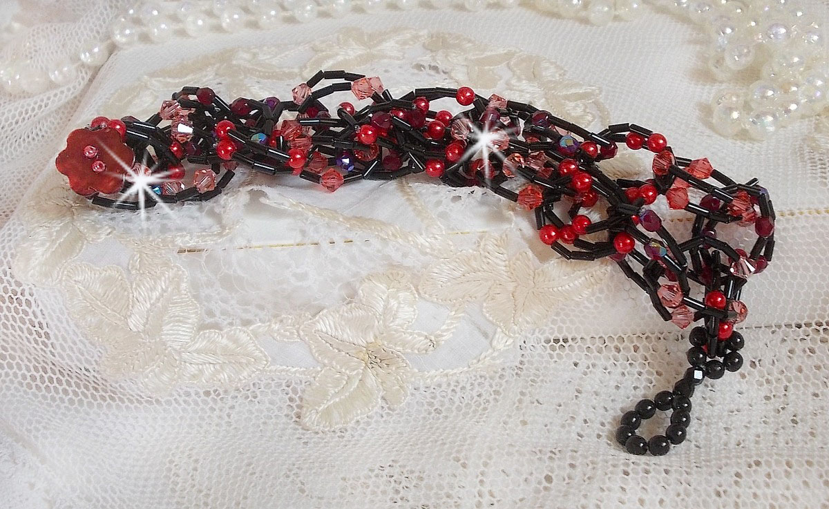 Voelarmband met buisvormige kralen, parelmoer kralen en Swarovski kristallen tolletjes