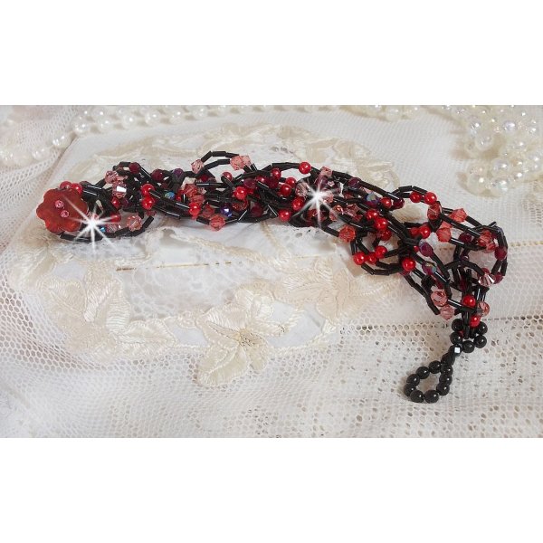 Voelarmband met buisvormige kralen, parelmoer kralen en Swarovski kristallen tolletjes