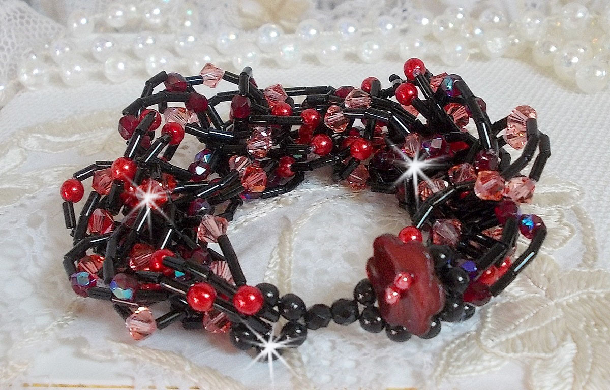 Voelarmband met buisvormige kralen, parelmoer kralen en Swarovski kristallen tolletjes