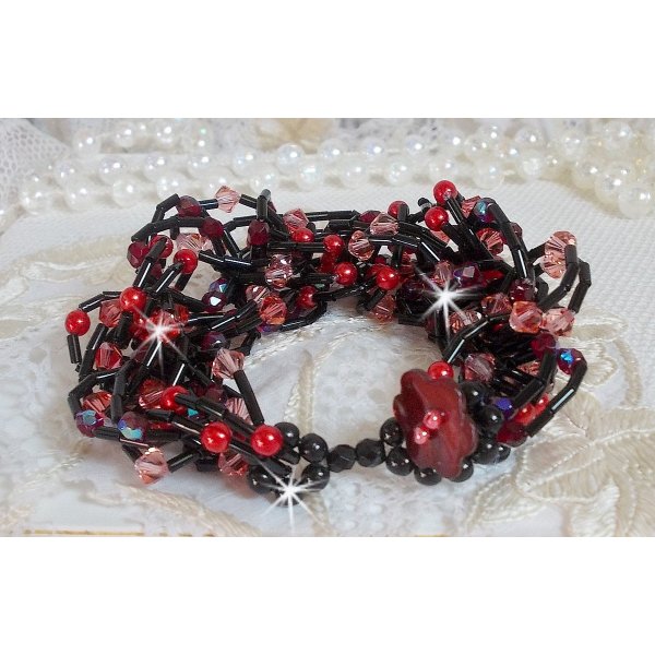 Voelarmband met buisvormige kralen, parelmoer kralen en Swarovski kristallen tolletjes