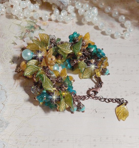 Bracelet C&eacute;zanne cr&eacute;&eacute; avec des grandes et petites fleurs peintes &agrave; la main dans les tons de Jaune, Or, Vert, Bleu, Cuivre, Marron et Bronze &agrave; laquelle s&rsquo;ajoute perles : Aventurine et Jade Jaune Clair
