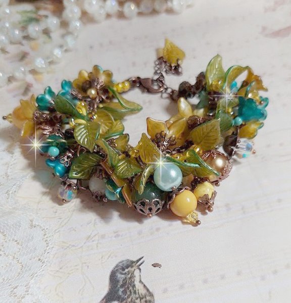 Bracelet C&eacute;zanne cr&eacute;&eacute; avec des grandes et petites fleurs peintes &agrave; la main dans les tons de Jaune, Or, Vert, Bleu, Cuivre, Marron et Bronze &agrave; laquelle s&rsquo;ajoute perles : Aventurine et Jade Jaune Clair