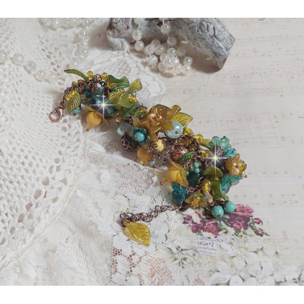 Bracelet C&eacute;zanne cr&eacute;&eacute; avec des grandes et petites fleurs peintes &agrave; la main dans les tons de Jaune, Or, Vert, Bleu, Cuivre, Marron et Bronze &agrave; laquelle s&rsquo;ajoute perles : Aventurine et Jade Jaune Clair