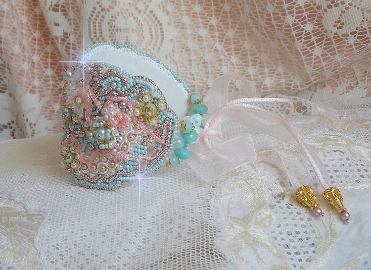 Mint Lace Cuff Armband Haute-Couture geborduurd met Swarovski kristallen, bohemian glaskralen, rocailles en hars Lucite bloemen.