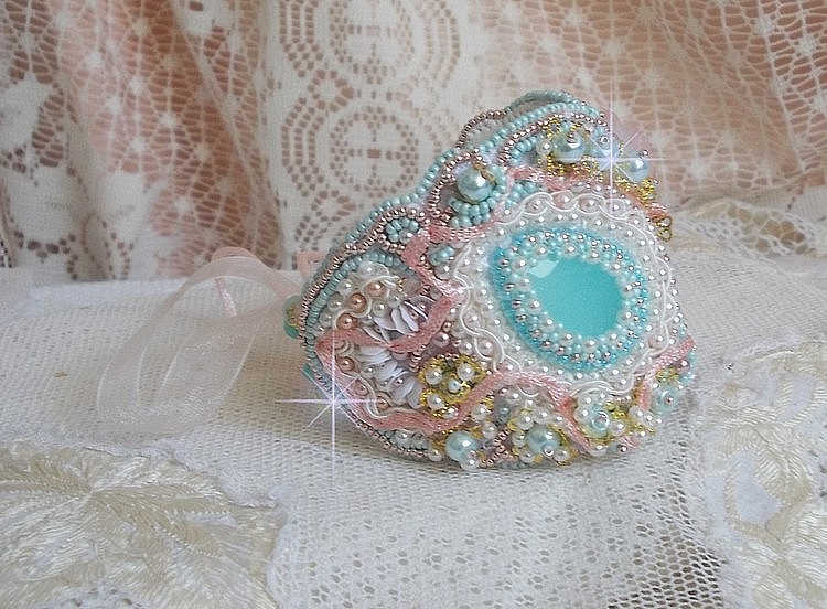 Mint Lace Cuff Armband Haute-Couture geborduurd met Swarovski kristallen, bohemian glaskralen, rocailles en hars Lucite bloemen.