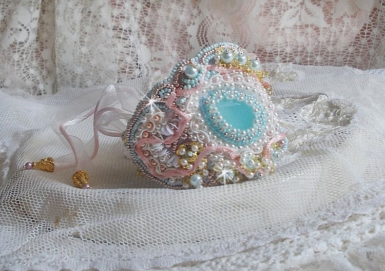 Mint Lace Cuff Armband Haute-Couture geborduurd met Swarovski kristallen, bohemian glaskralen, rocailles en hars Lucite bloemen.