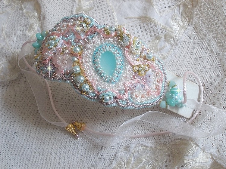 Mint Lace Cuff Armband Haute-Couture geborduurd met Swarovski kristallen, bohemian glaskralen, rocailles en hars Lucite bloemen.