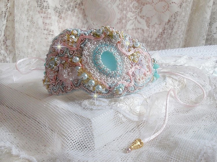 Mint Lace Cuff Armband Haute-Couture geborduurd met Swarovski kristallen, bohemian glaskralen, rocailles en hars Lucite bloemen.