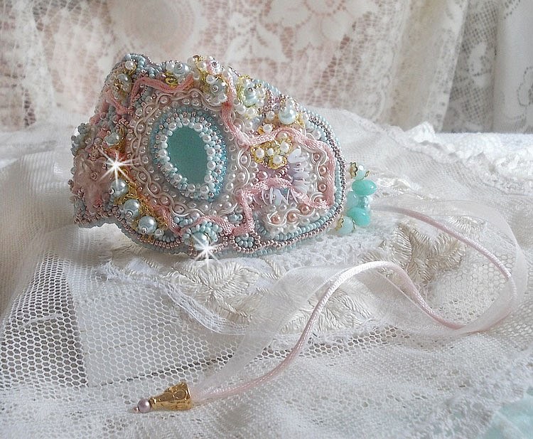 Mint Lace Cuff Armband Haute-Couture geborduurd met Swarovski kristallen, bohemian glaskralen, rocailles en hars Lucite bloemen.
