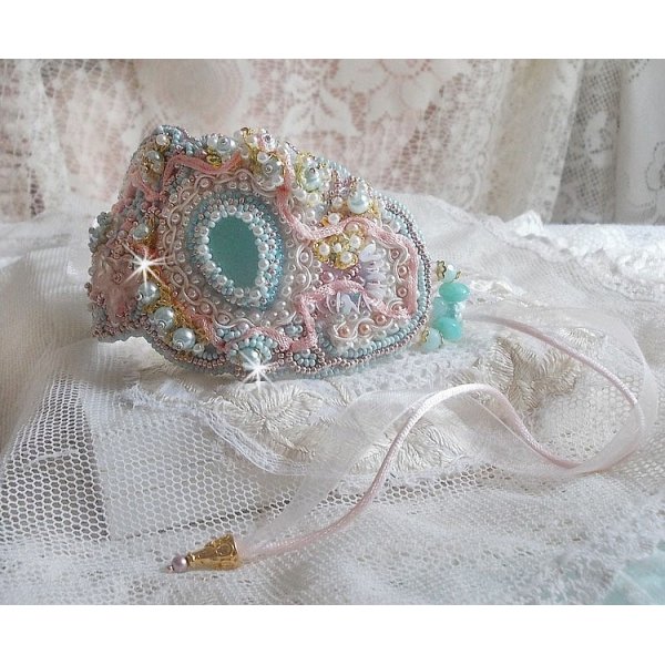 Mint Lace Cuff Armband Haute-Couture geborduurd met Swarovski kristallen, bohemian glaskralen, rocailles en hars Lucite bloemen.