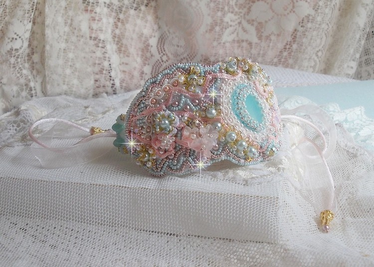 Mint Lace Cuff Armband Haute-Couture geborduurd met Swarovski kristallen, bohemian glaskralen, rocailles en hars Lucite bloemen.