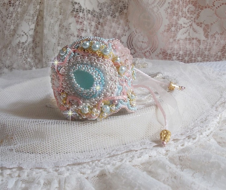 Mint Lace Cuff Armband Haute-Couture geborduurd met Swarovski kristallen, bohemian glaskralen, rocailles en hars Lucite bloemen.