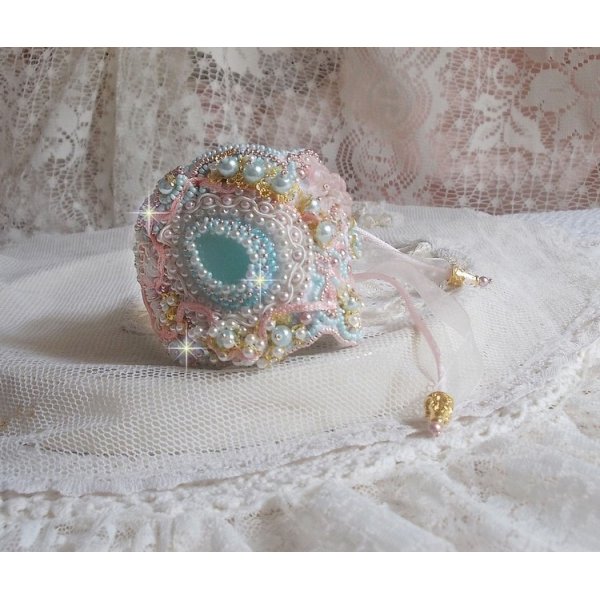 Mint Lace Cuff Armband Haute-Couture geborduurd met Swarovski kristallen, bohemian glaskralen, rocailles en hars Lucite bloemen.