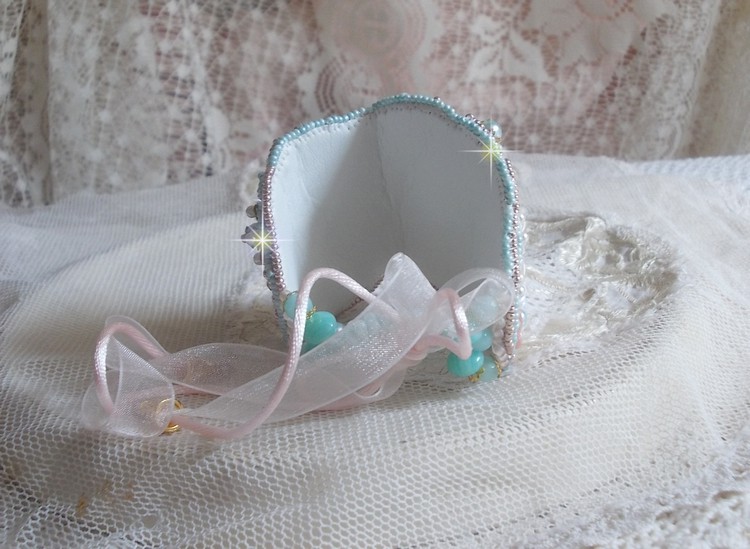 Mint Lace Cuff Armband Haute-Couture geborduurd met Swarovski kristallen, bohemian glaskralen, rocailles en hars Lucite bloemen.