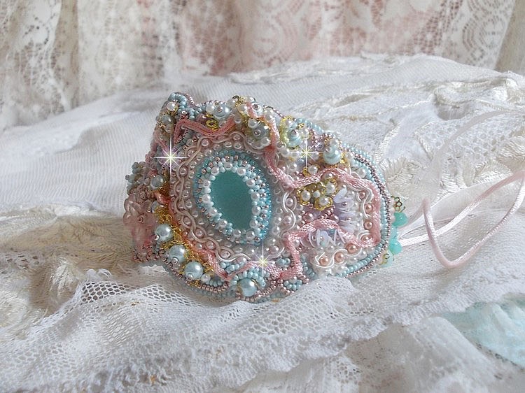 Mint Lace Cuff Armband Haute-Couture geborduurd met Swarovski kristallen, bohemian glaskralen, rocailles en hars Lucite bloemen.