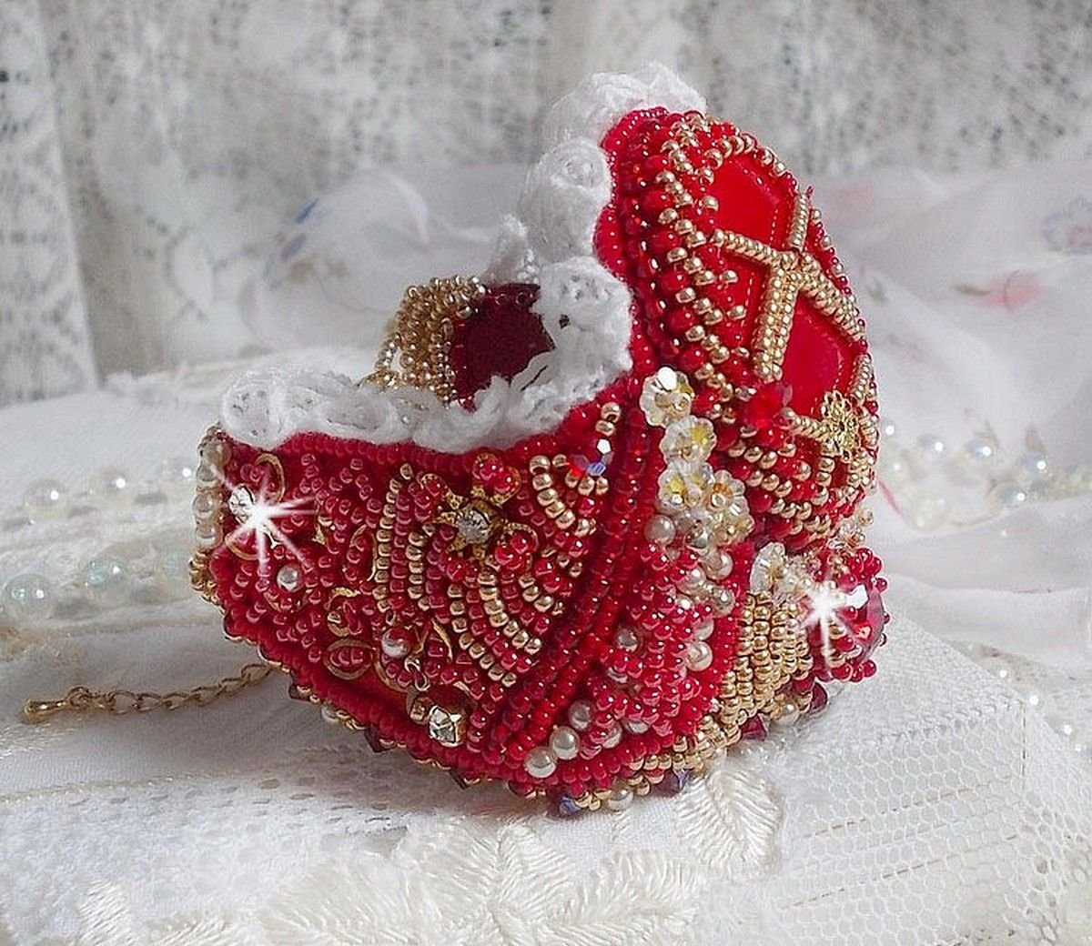 Nous Two Cuff Armband Haute-Couture geborduurd met Swarovski kristallen, een ovale rode glazen cabochon en rocailles.