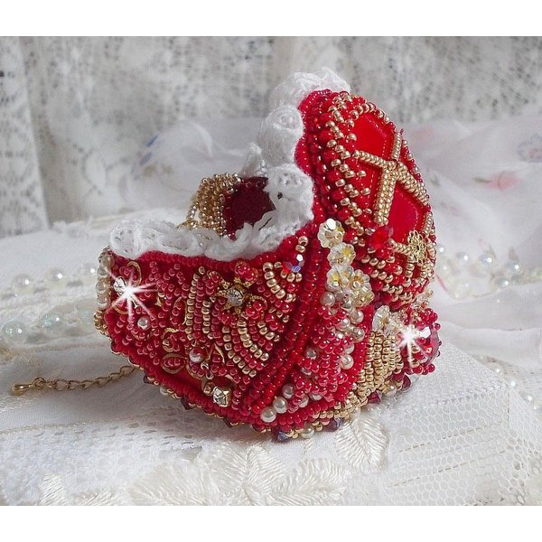 Nous Two Cuff Armband Haute-Couture geborduurd met Swarovski kristallen, een ovale rode glazen cabochon en rocailles.