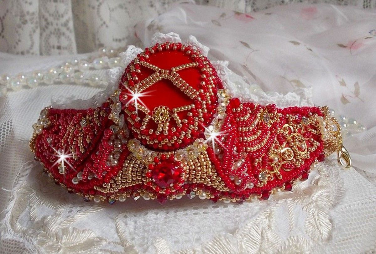 Nous Two Cuff Armband Haute-Couture geborduurd met Swarovski kristallen, een ovale rode glazen cabochon en rocailles.