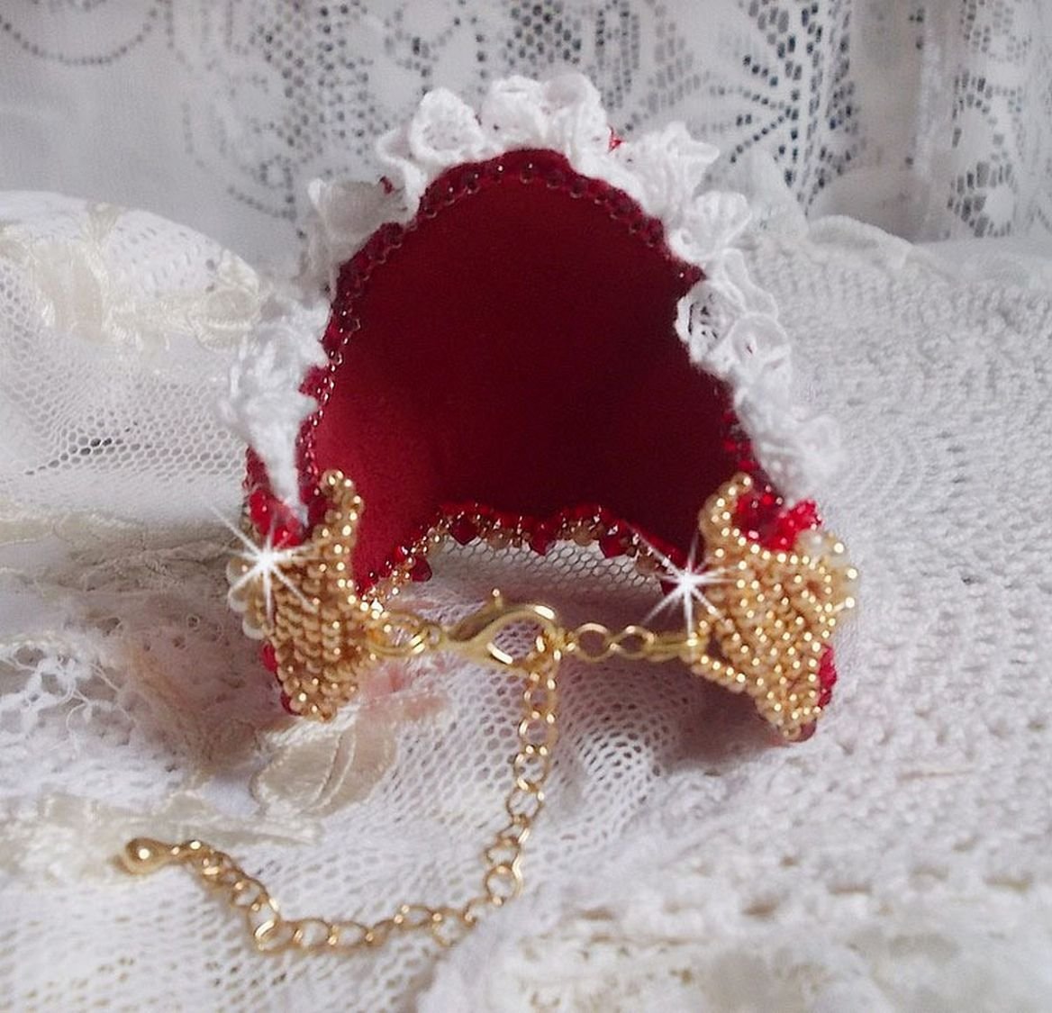 Nous Two Cuff Armband Haute-Couture geborduurd met Swarovski kristallen, een ovale rode glazen cabochon en rocailles.